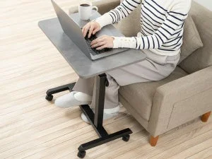 キャスターにストッパーを搭載し安定性を高めた「イージーリフト デスク 60」