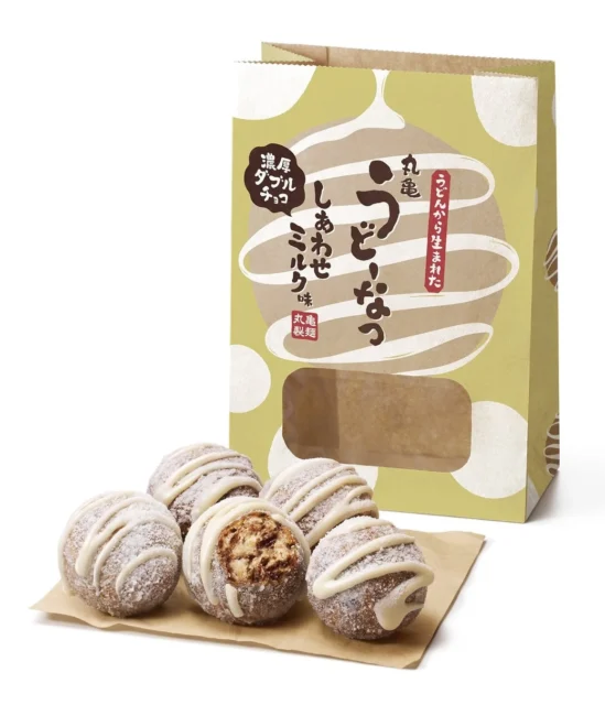 「丸亀うどーなつ 濃厚ダブルチョコ しあわせミルク味」のパッケージとドーナツ。