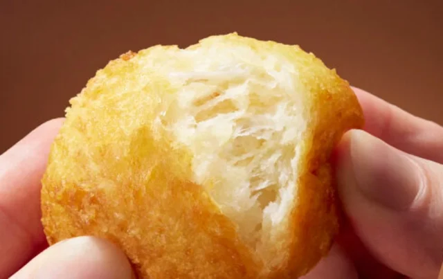 「丸亀うどーなつ」の断面。もっちりとした生地の質感がわかる。