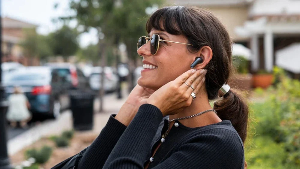 Epic Pods ANCを装着し、笑顔で音楽を楽しむ女性の横顔。