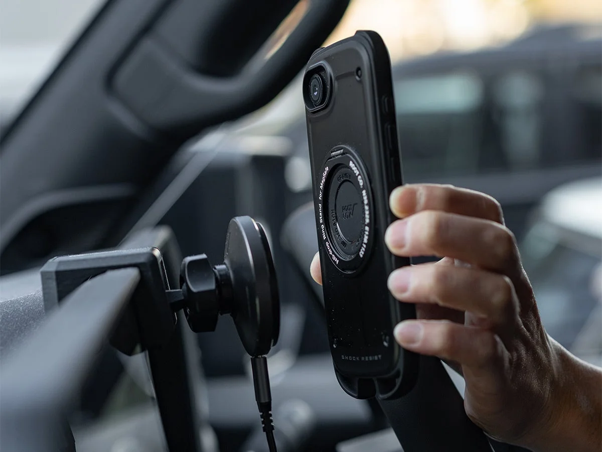 車載MagSafeホルダーに装着されたiPhoneケース