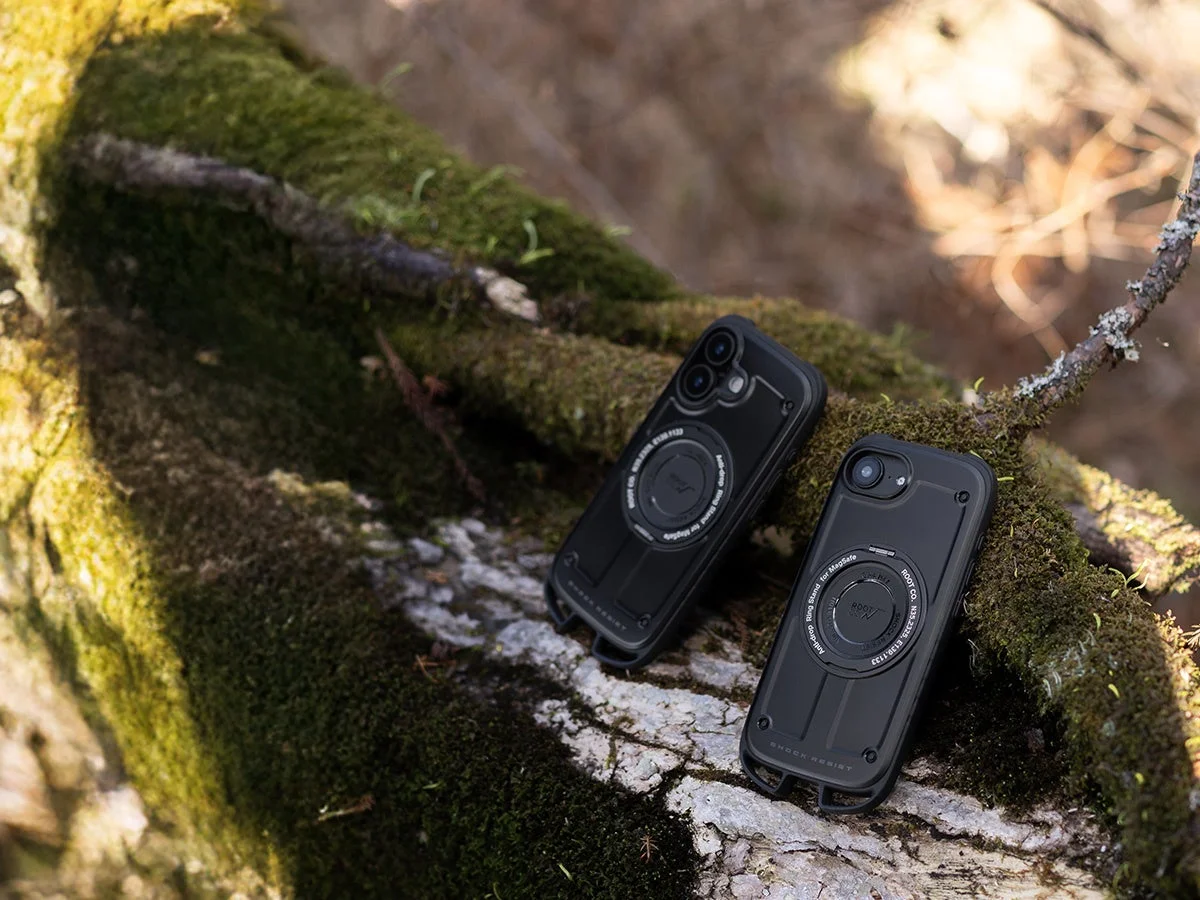 アウトドアシーンで岩の上に置かれたiPhoneケース