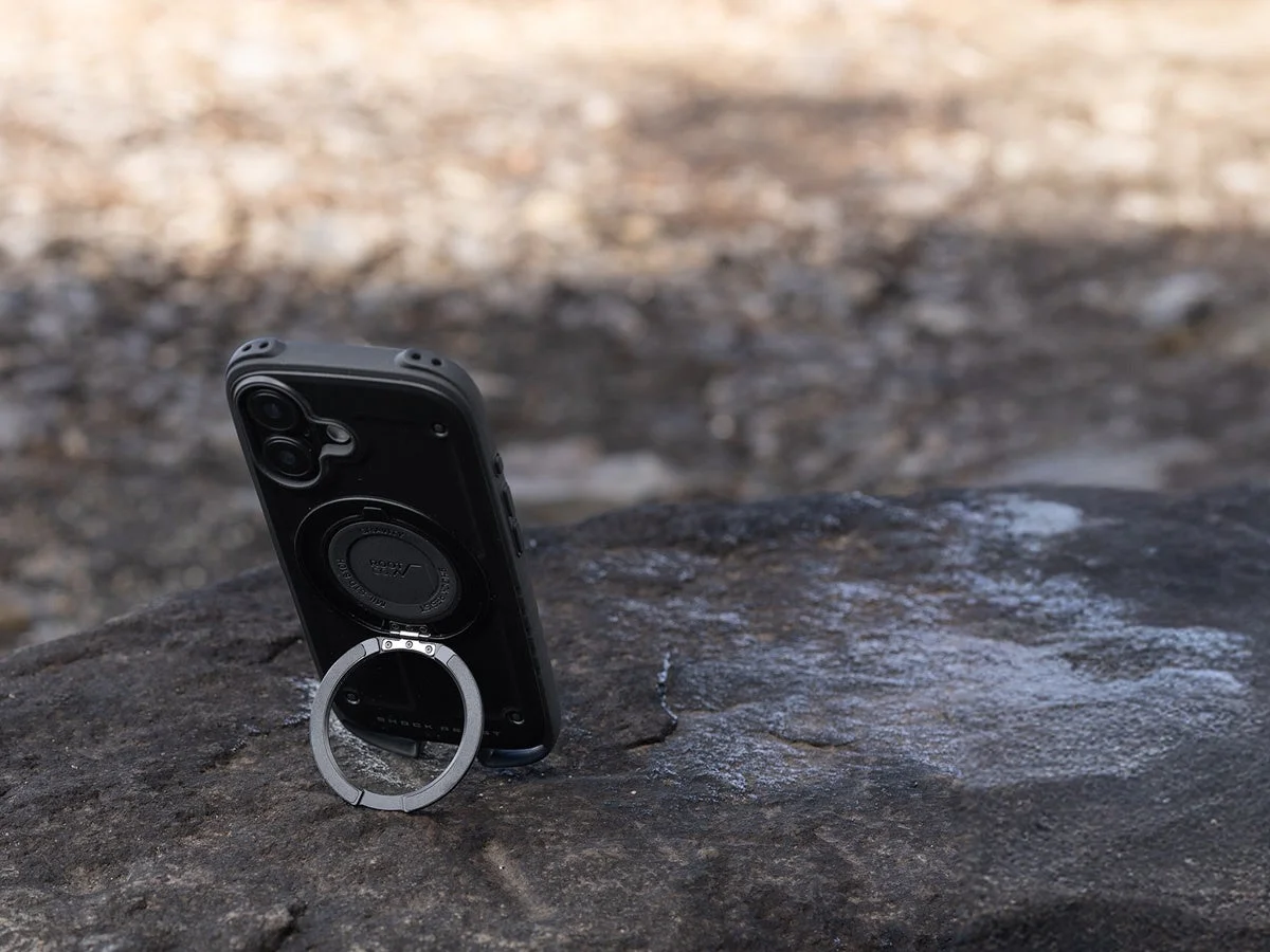 アウトドアシーンで岩の上に立てられたiPhoneケース