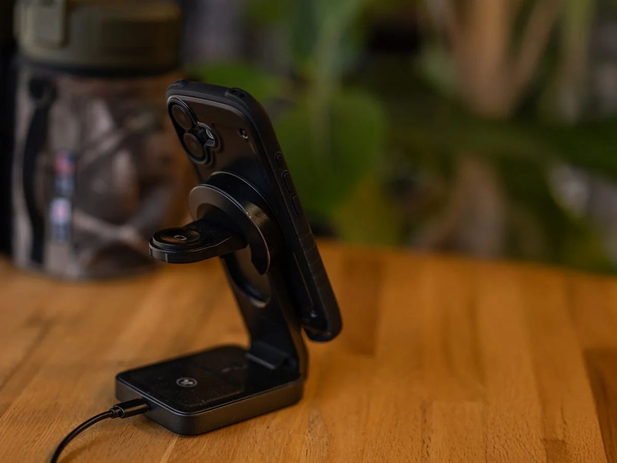 MagSafe充電器に立てて充電中のiPhoneケース