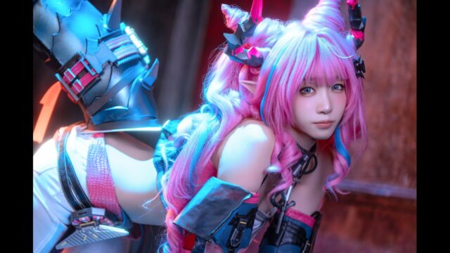 ビビッドピンクが映える！　伊織もえ、『アークナイツ：エンドフィールド』イヴォンヌのコスプレ写真を公開