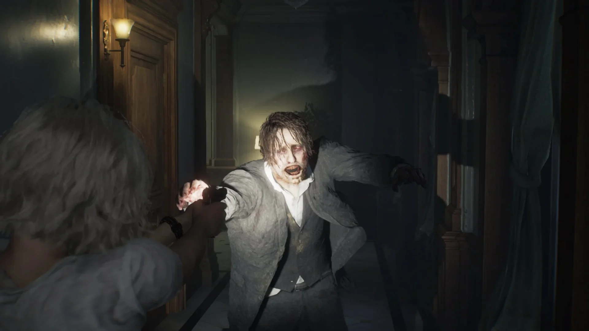 グレースがゾンビに銃を向ける緊迫の瞬間