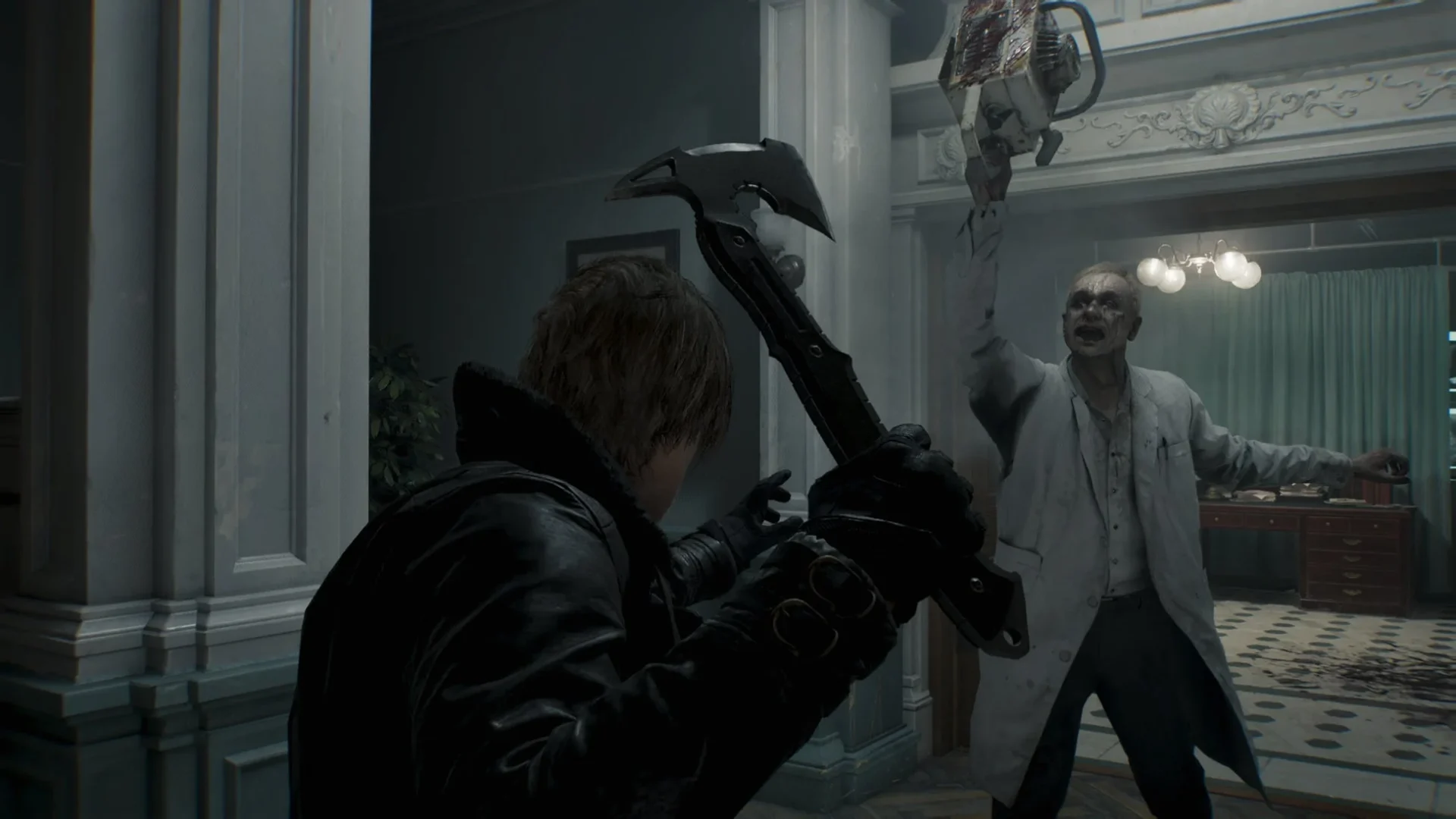 レオンが斧を構えチェーンソーを持った敵と対峙