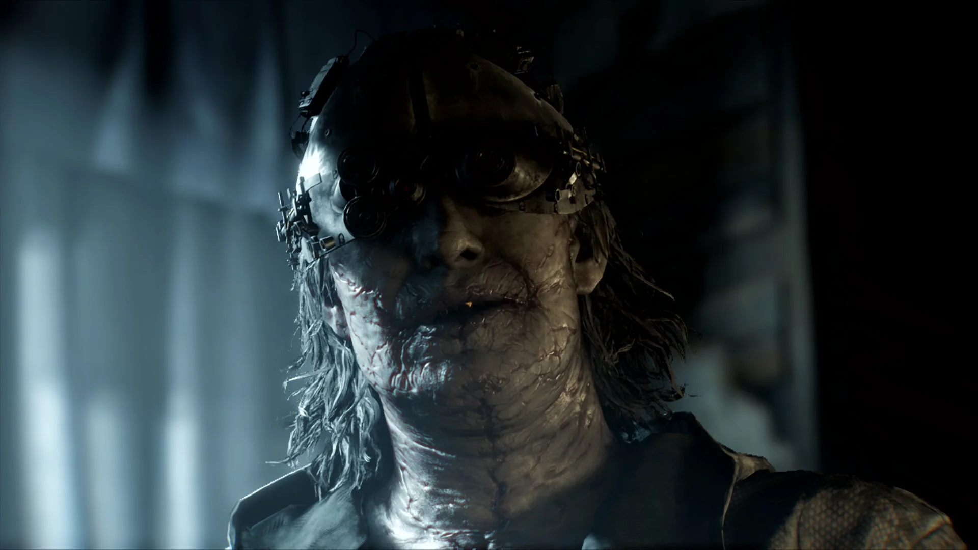 不気味なマスクを被った敵キャラクターのアップ