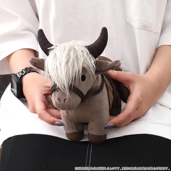 人が抱えているエルデンリングのトレントぬいぐるみ