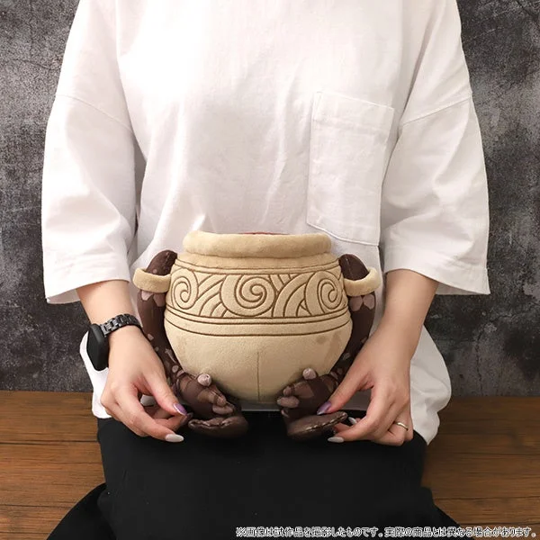 人が抱えているエルデンリングのアレキサンダーぬいぐるみ