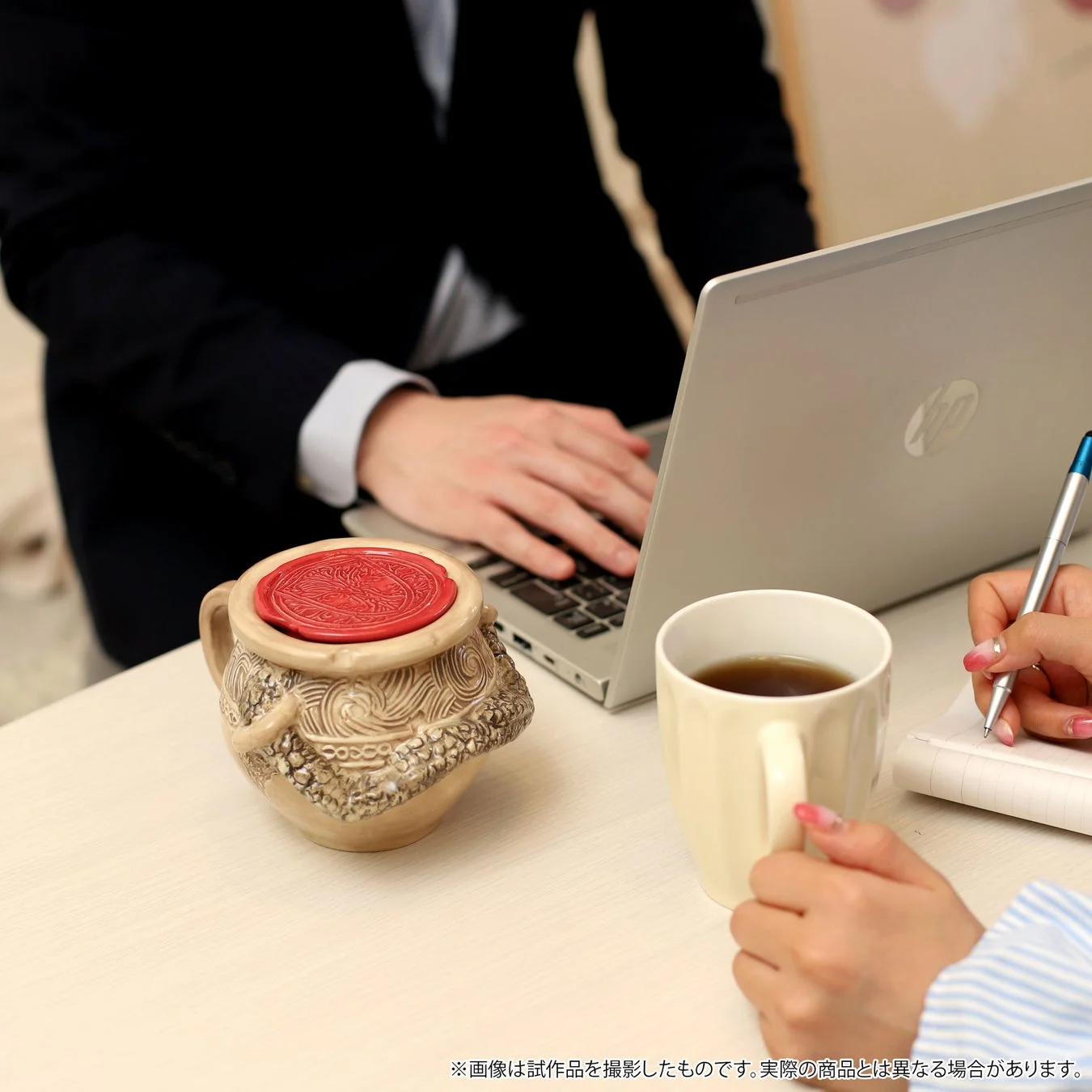 デスクで使用されているアレキサンダー蓋つきマグカップ