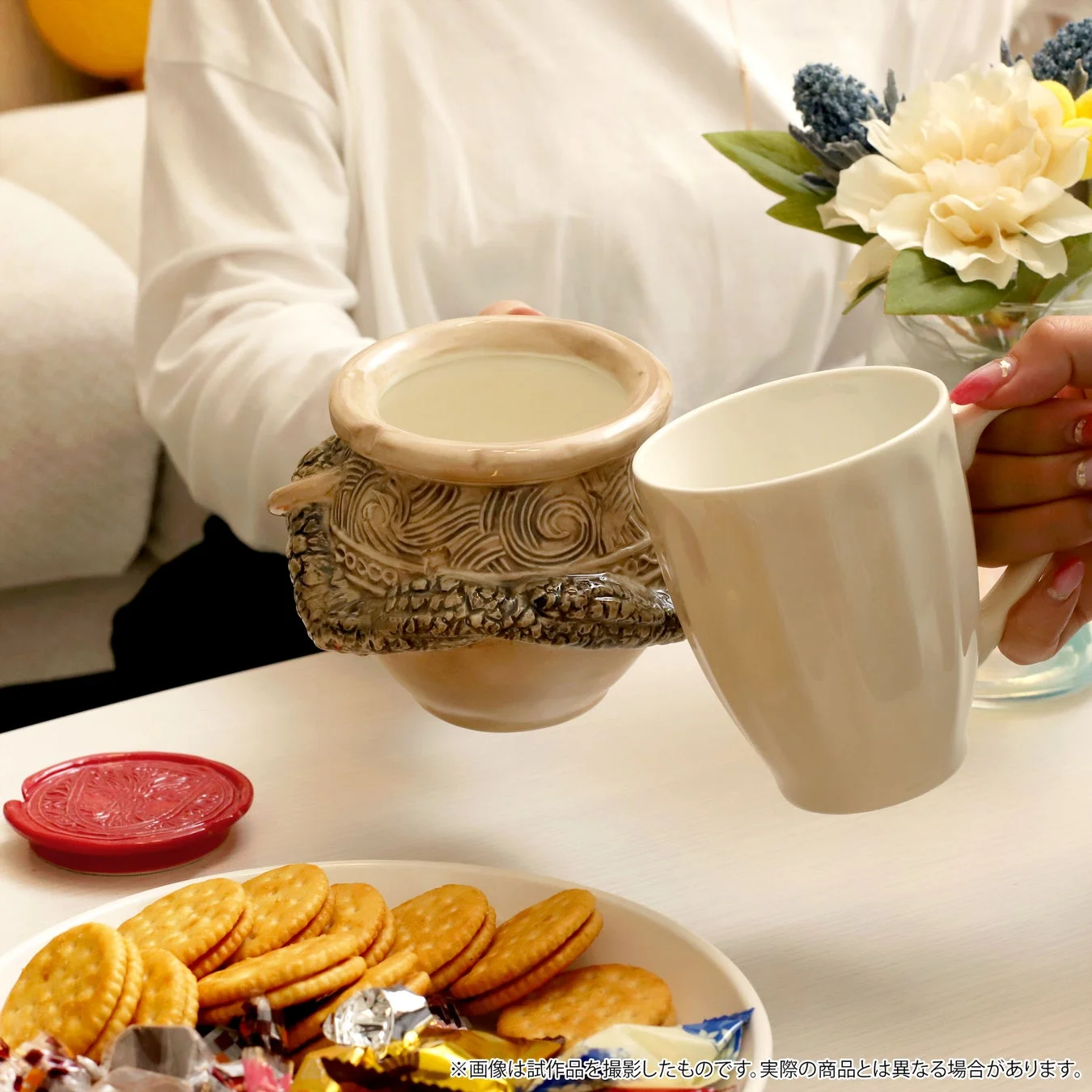 アレキサンダー蓋つきマグカップに飲み物を注ぐ様子