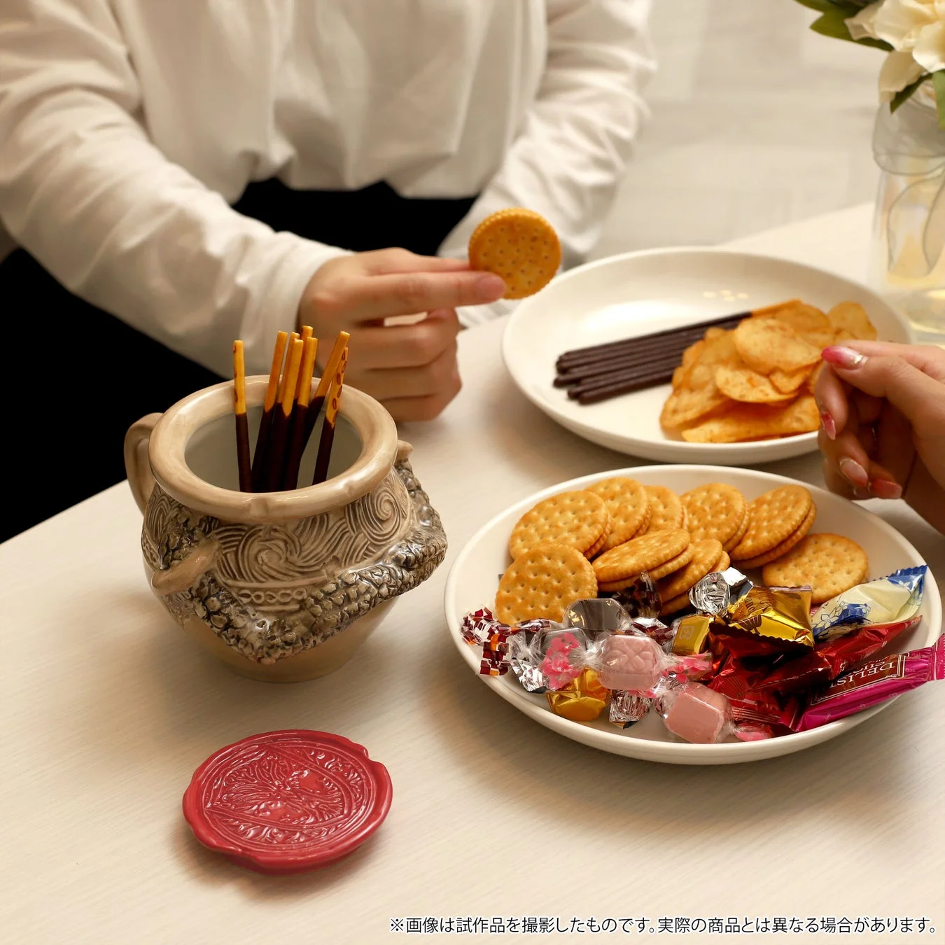 お菓子入れとして使われているアレキサンダー蓋つきマグカップ