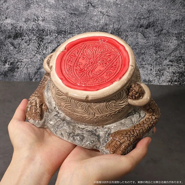 人が手に持っているエルデンリングのアレキサンダー貯金箱