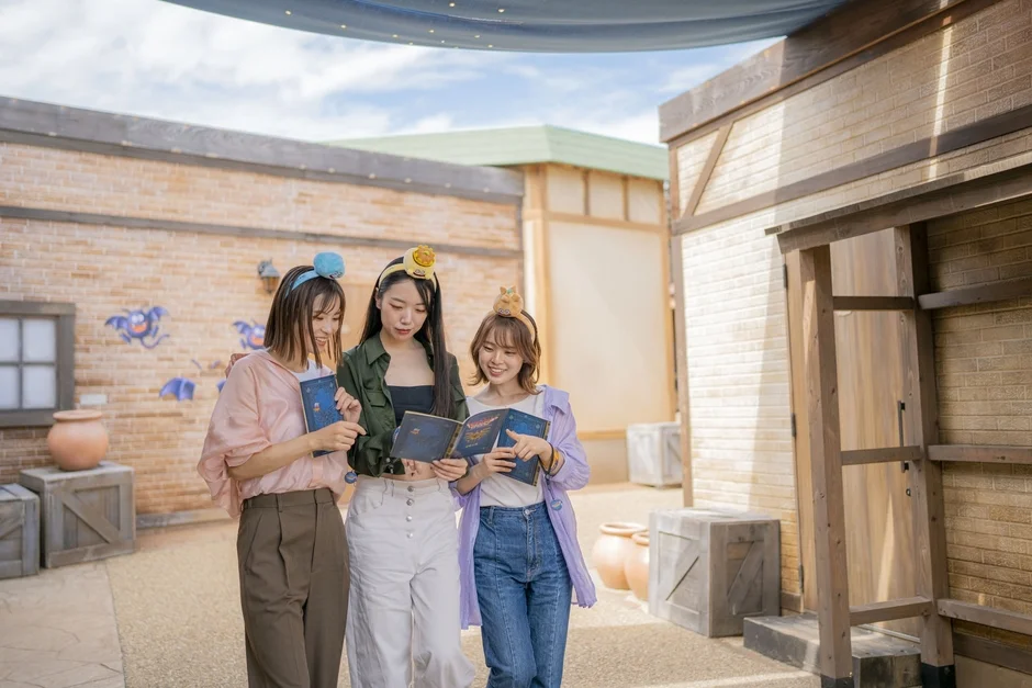 「石版世界からの脱出ラリー」で謎解きを楽しむ参加者たち