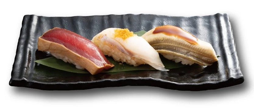 江戸前漬けまぐろ、すずき昆布〆からすみのせ、活〆煮穴子の江戸前三貫盛り築地