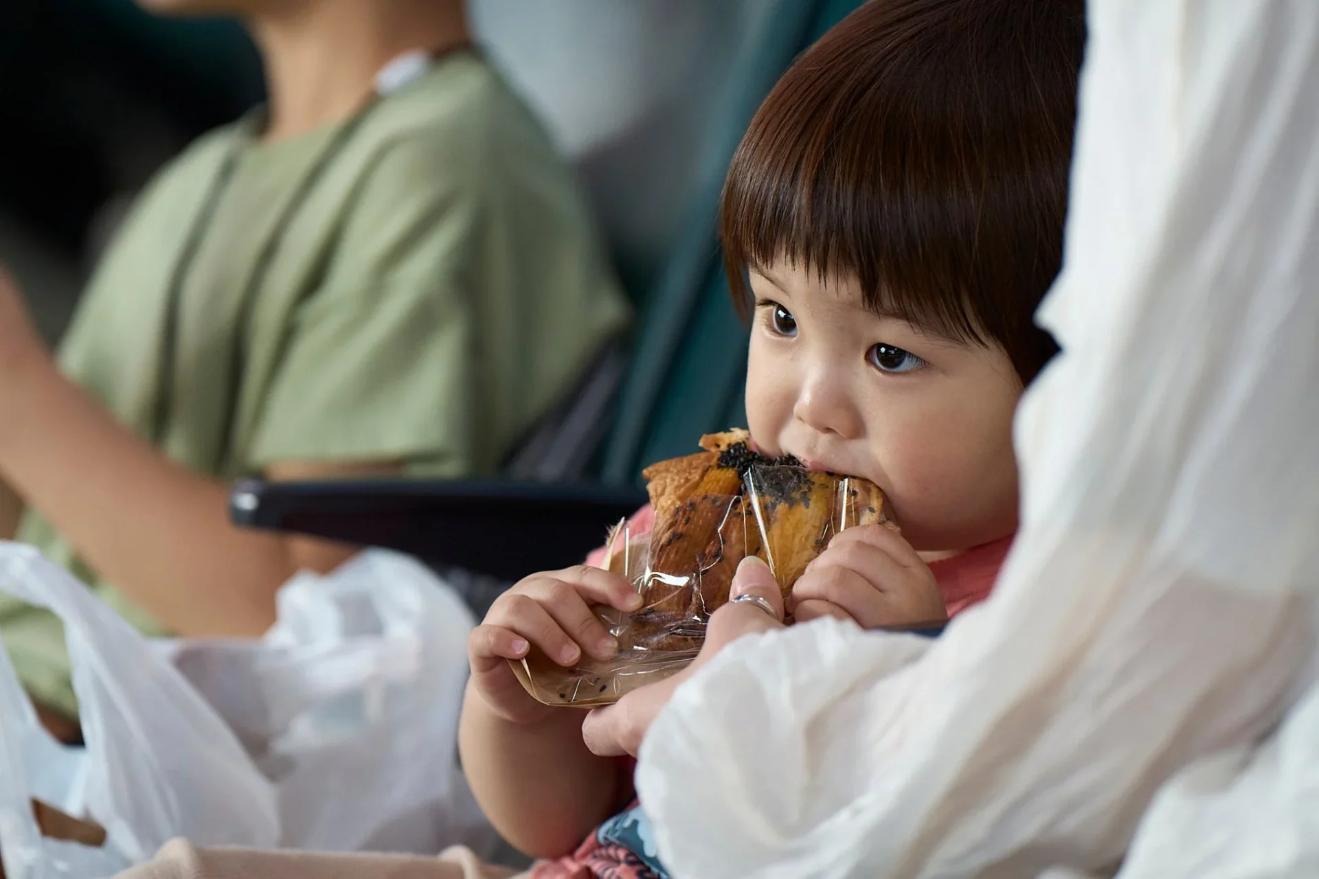 パンのフェスで美味しそうにパンを食べる子供