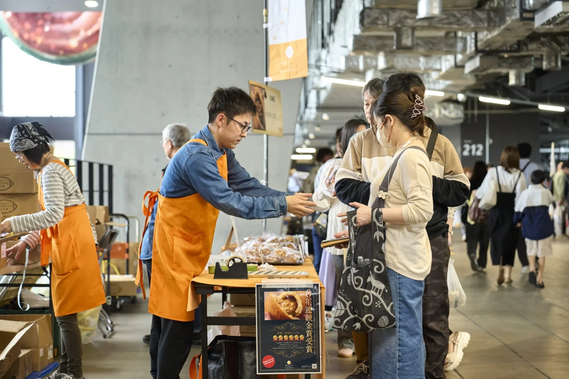 パンのフェス販売ブースでパンを受け取る来場者