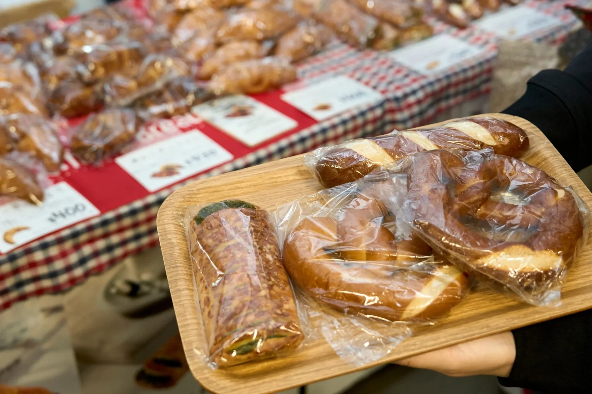 包装された様々な種類のパンが乗ったトレイ