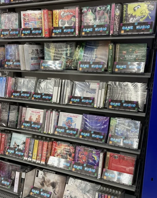 アニメイトのゲームミュージックCDコーナーの棚の縦長の様子