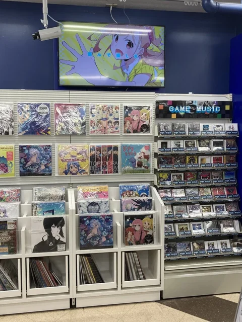 アニメイト店舗内のゲームミュージックCDコーナーと上部モニターの様子