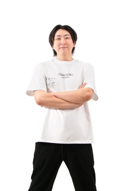 人気YouTuberきまぐれクック氏の全身写真。