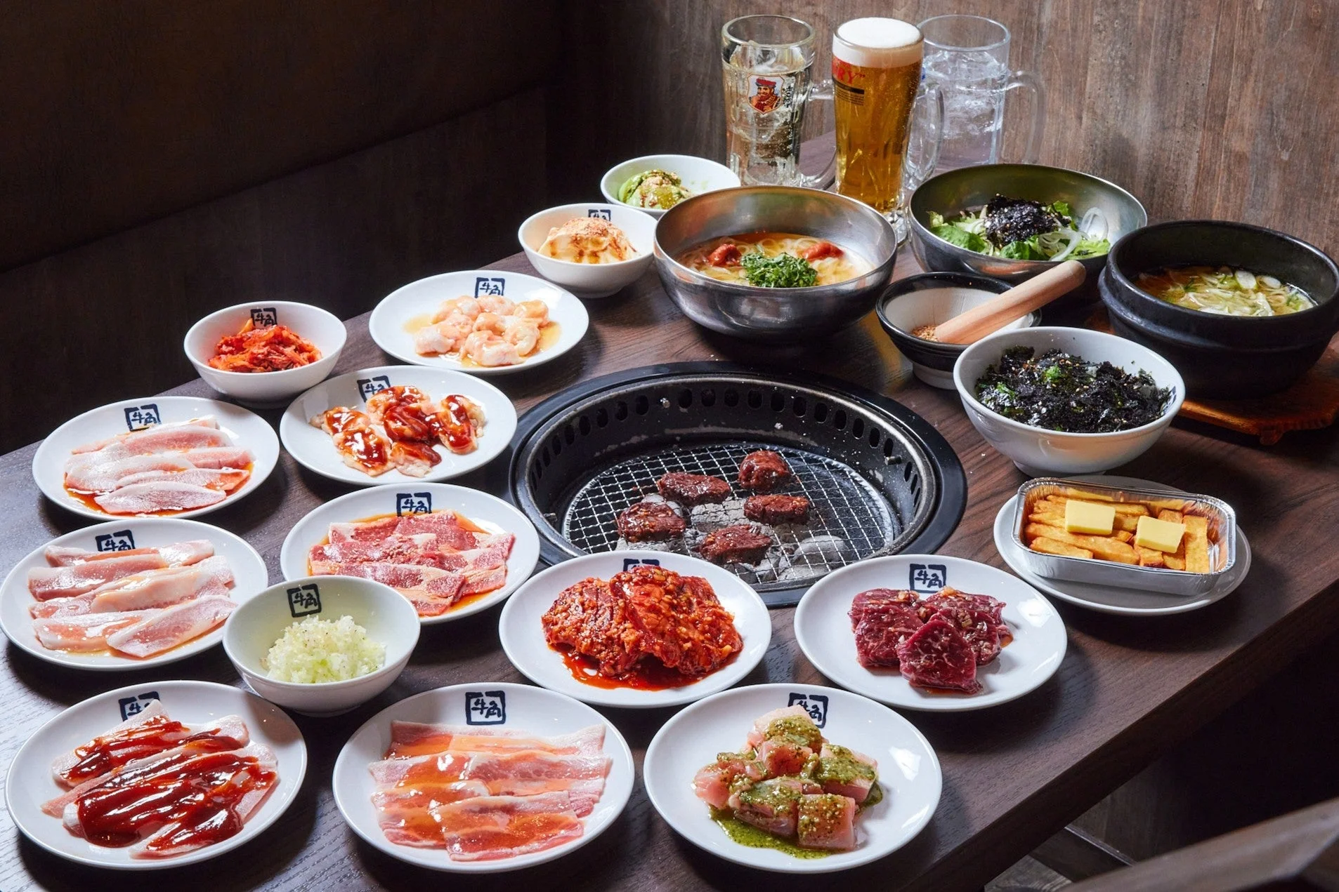 牛角の焼肉食べ放題で提供される様々な肉とサイドメニュー