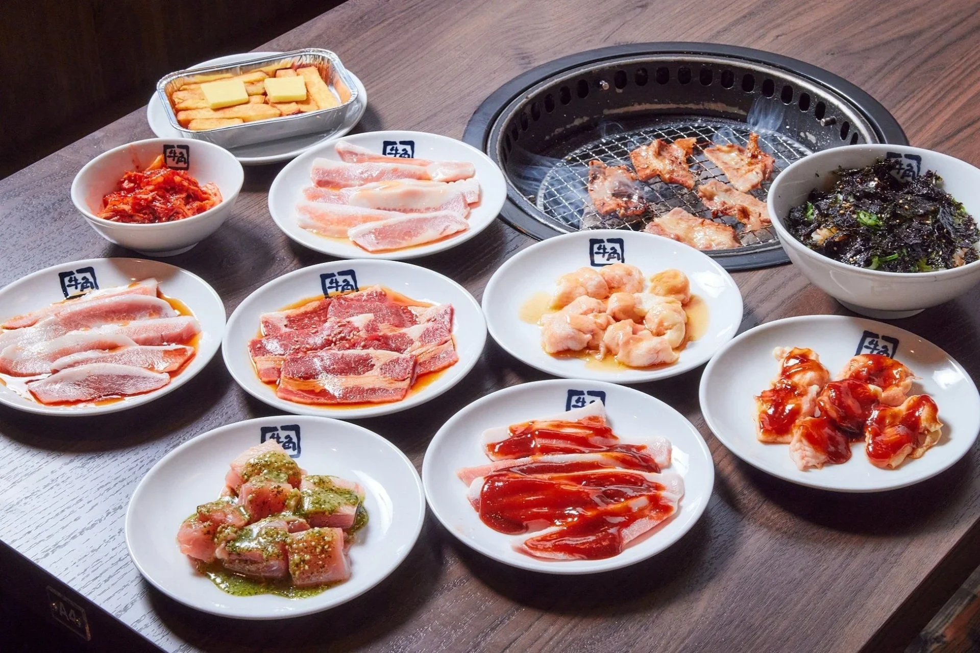 牛角の焼肉食べ放題で楽しめる多様な肉とサイドメニュー