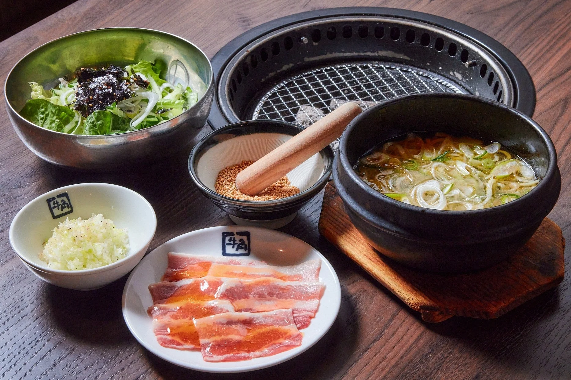 牛角のサイドメニュー（サラダ、ご飯もの）と焼肉