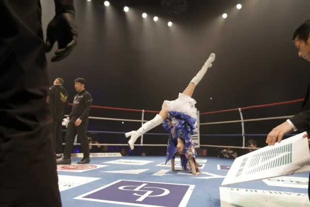 K-1リング上で器械体操の側転を披露する斎藤恭代さん