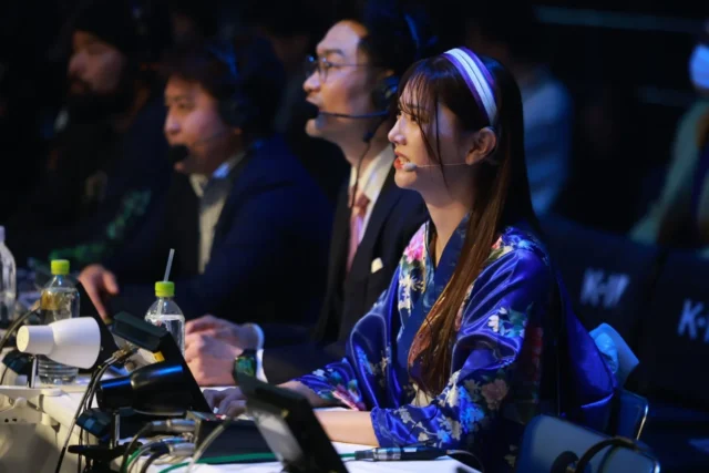 K-1の解説席でマイクを手に話す斎藤恭代さん