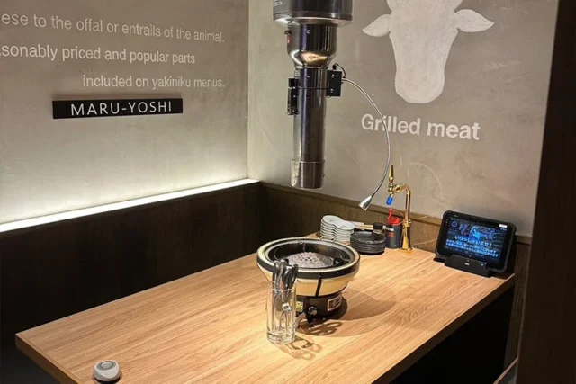 焼肉ホルモンまるよし精肉店の店内席と卓上レモンサワーサーバー