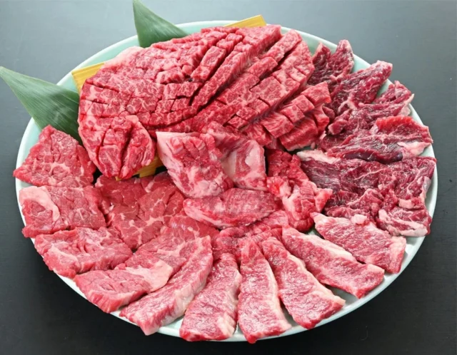 焼肉ホルモンまるよし精肉店の豪華な肉盛り合わせ