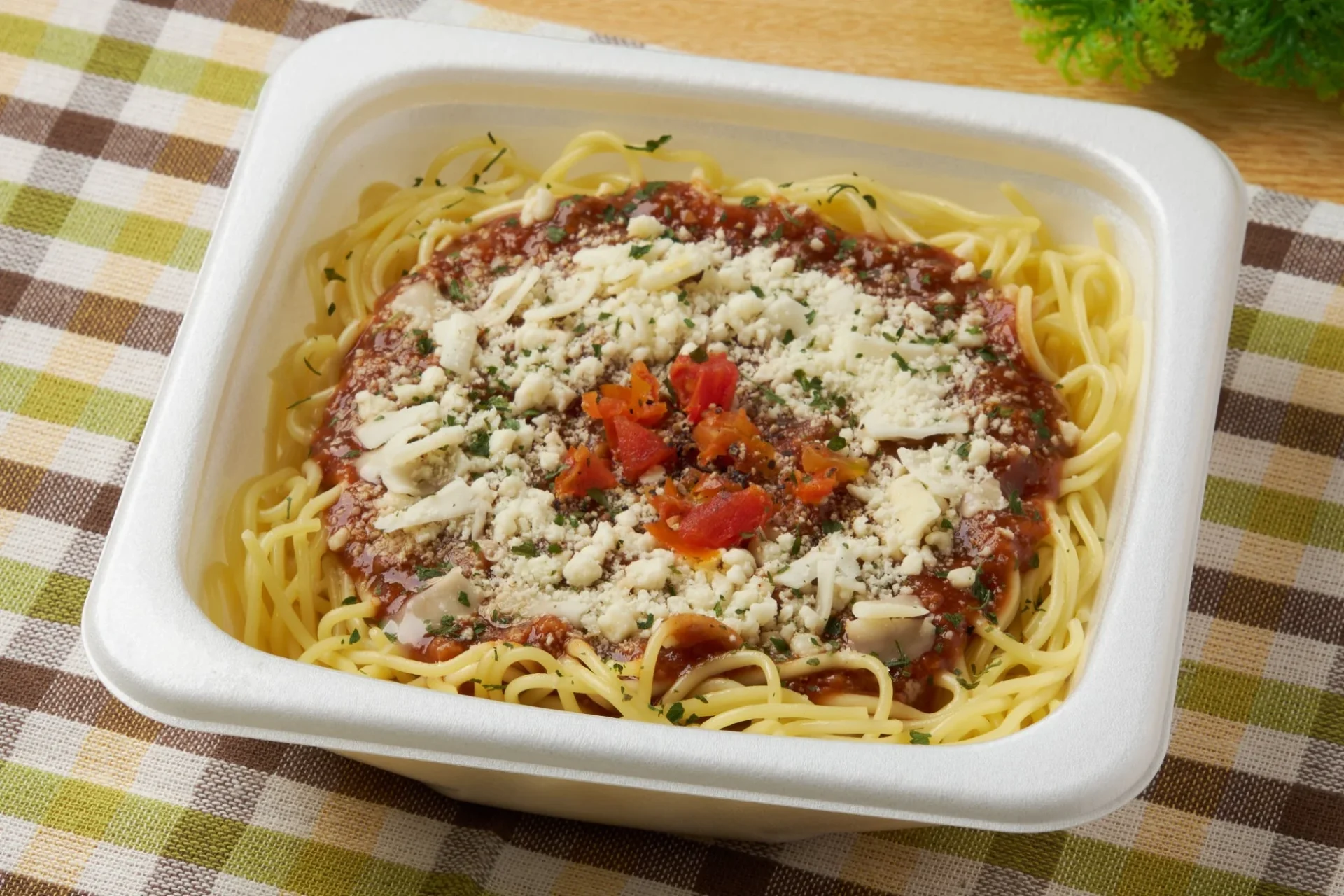 ファミリーマートで販売される生パスタ チーズボロネーゼ