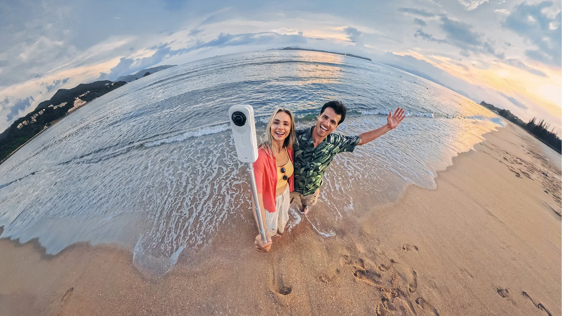 Insta360カメラでビーチを撮影するカップル。製品の使用シーン。