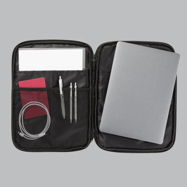 黒ねこA4マルチケースにノートPCや書類を収納した様子