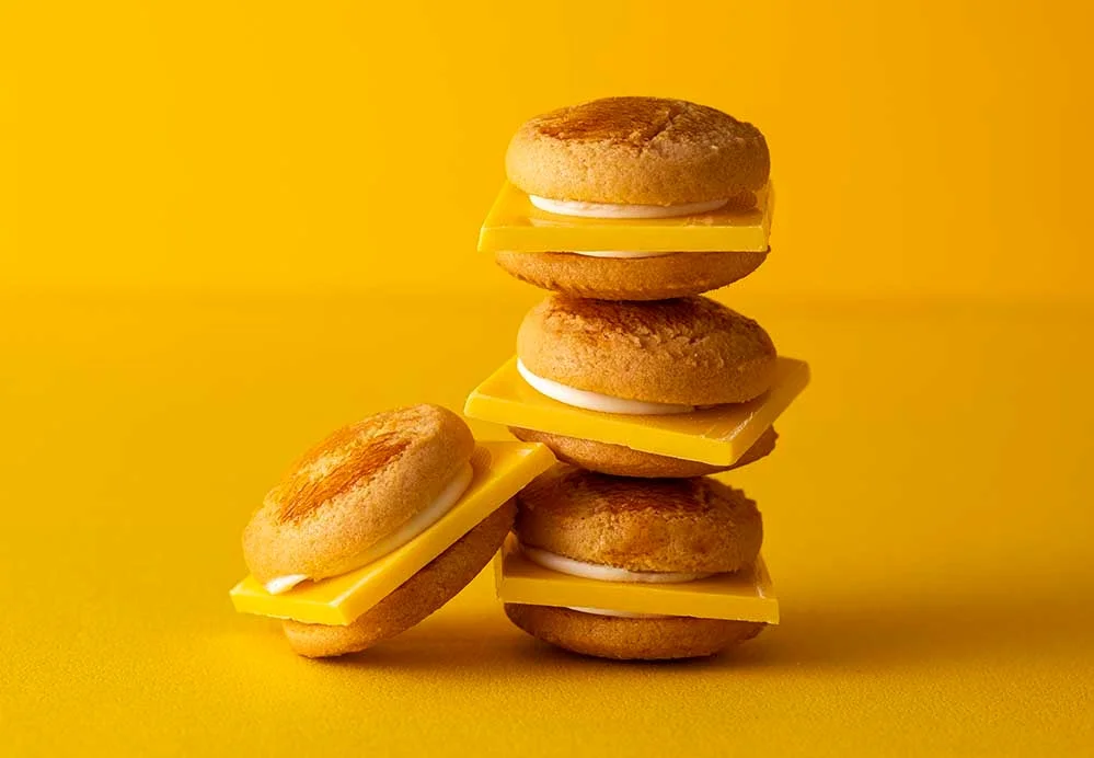 積み重ねられたチーズチョコレートバーガー