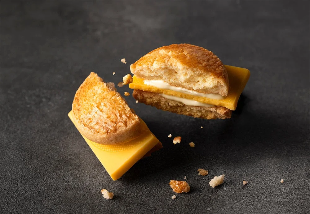 割れたチーズチョコレートバーガーの断面