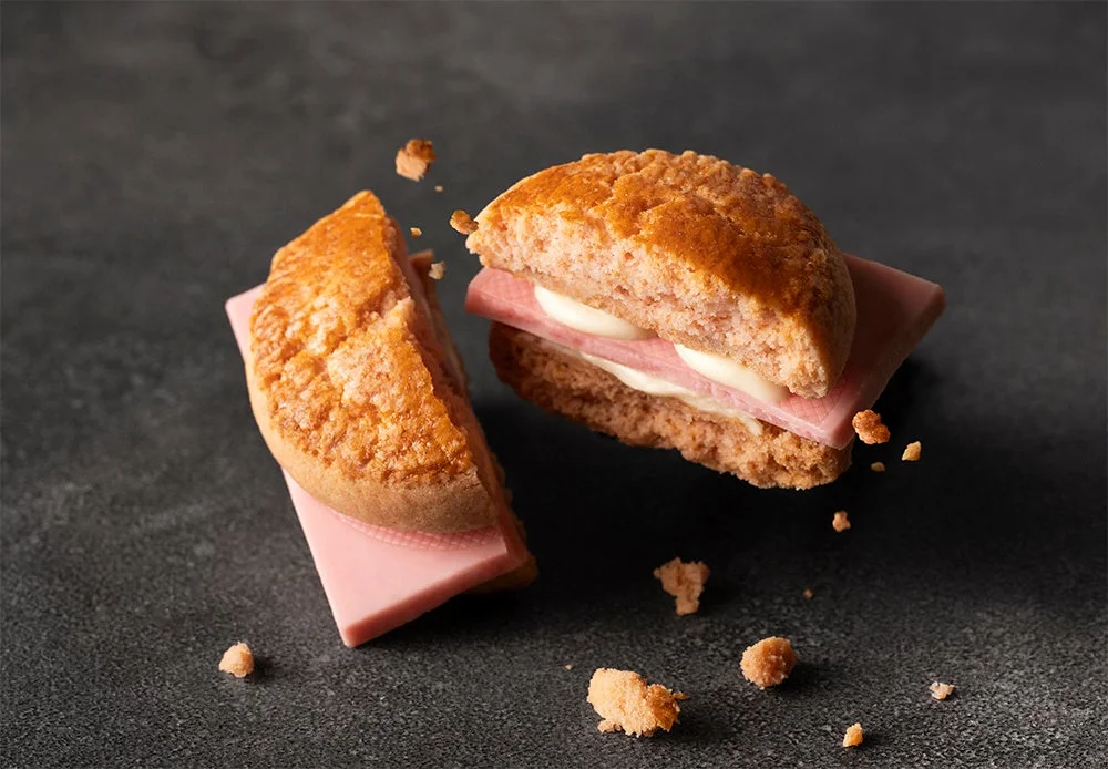 割れたストロベリーバーガーの断面