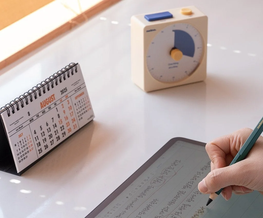 Nelna Focus-On Timerを学習机で使用しているシーン