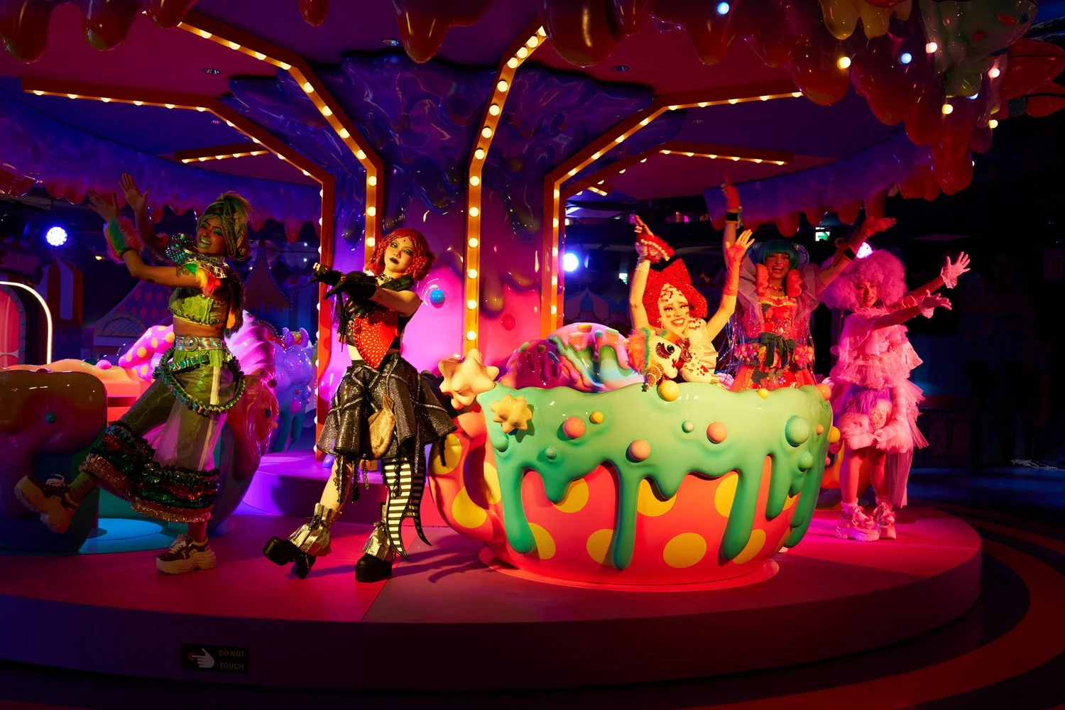 「KAWAII MONSTER LAND」のステージでパフォーマンスするモンスターガールたち