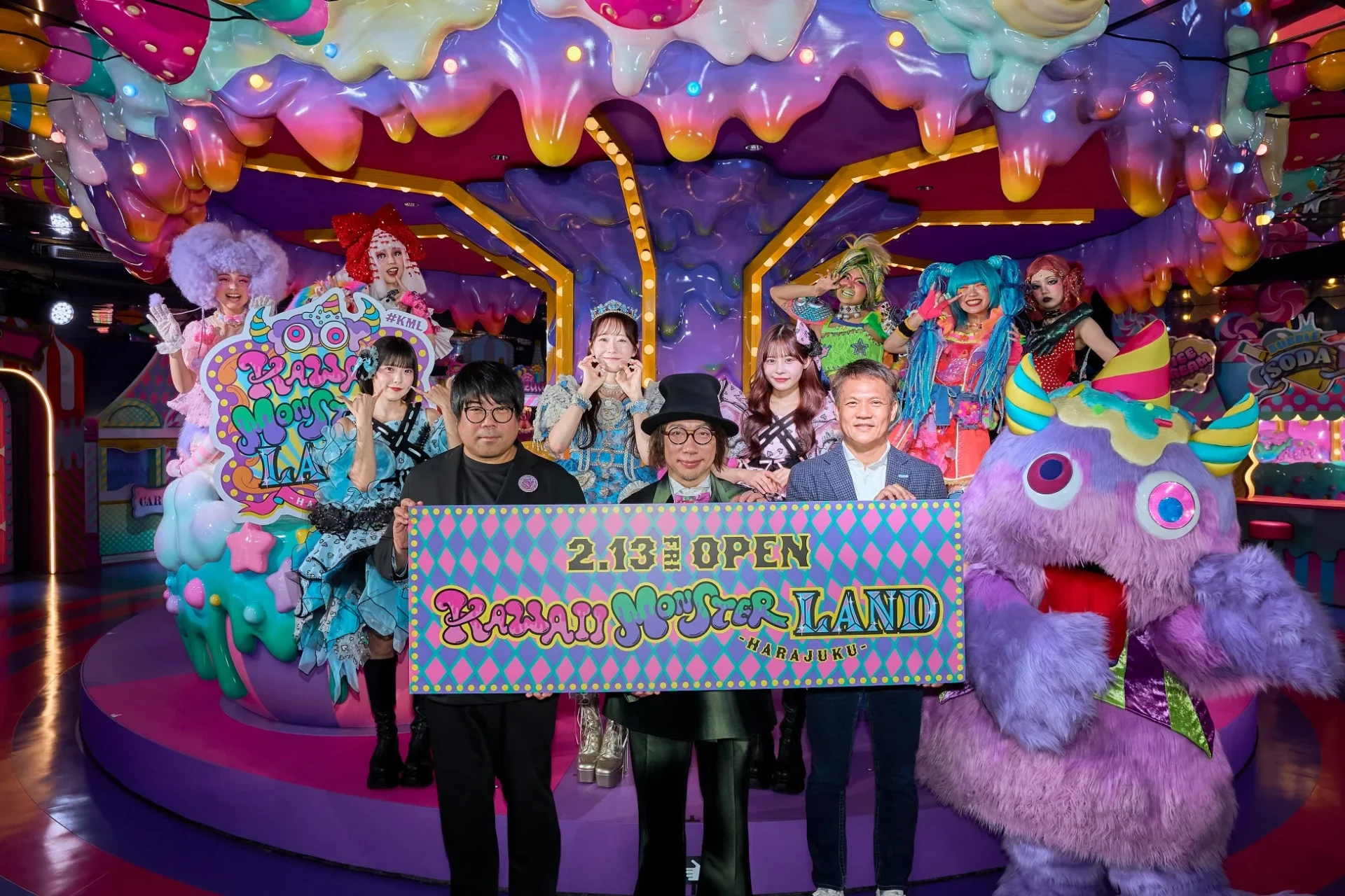 「KAWAII MONSTER LAND」グランドオープン記者会見での登壇者とモンスターたち