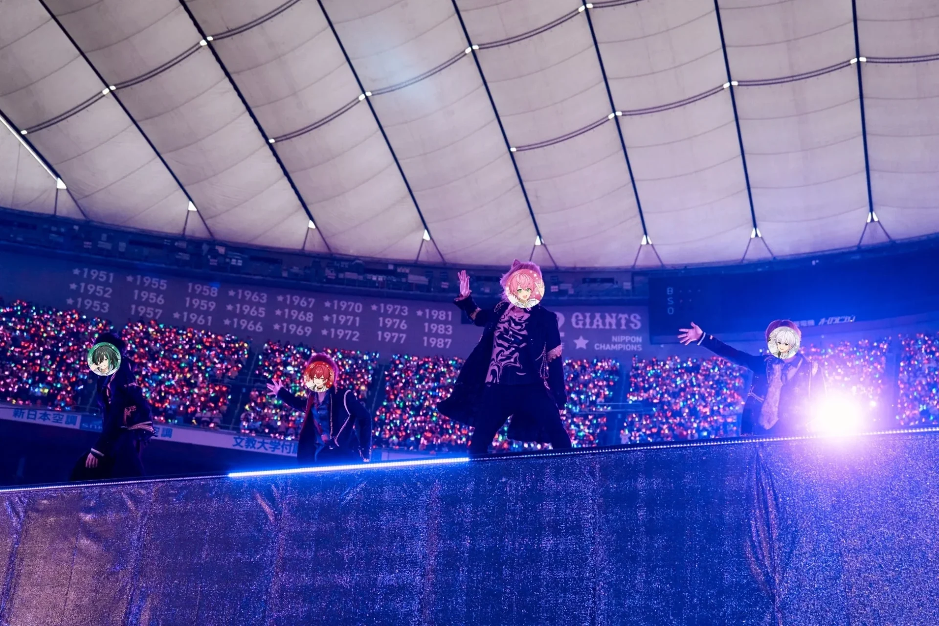 ブラック×ゴールド衣装の騎士Xメンバーがサブステージで力強く歌い上げる