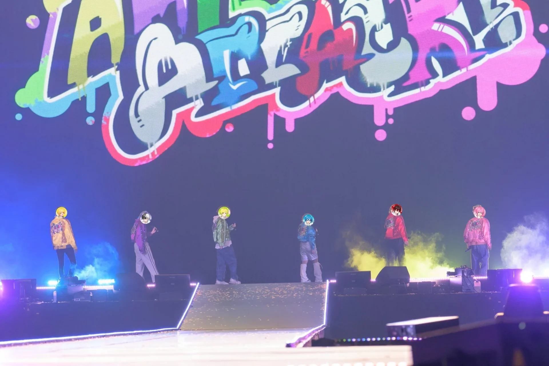 デビュー時の衣装で花道下手側先端ステージに登場したすにすてメンバー