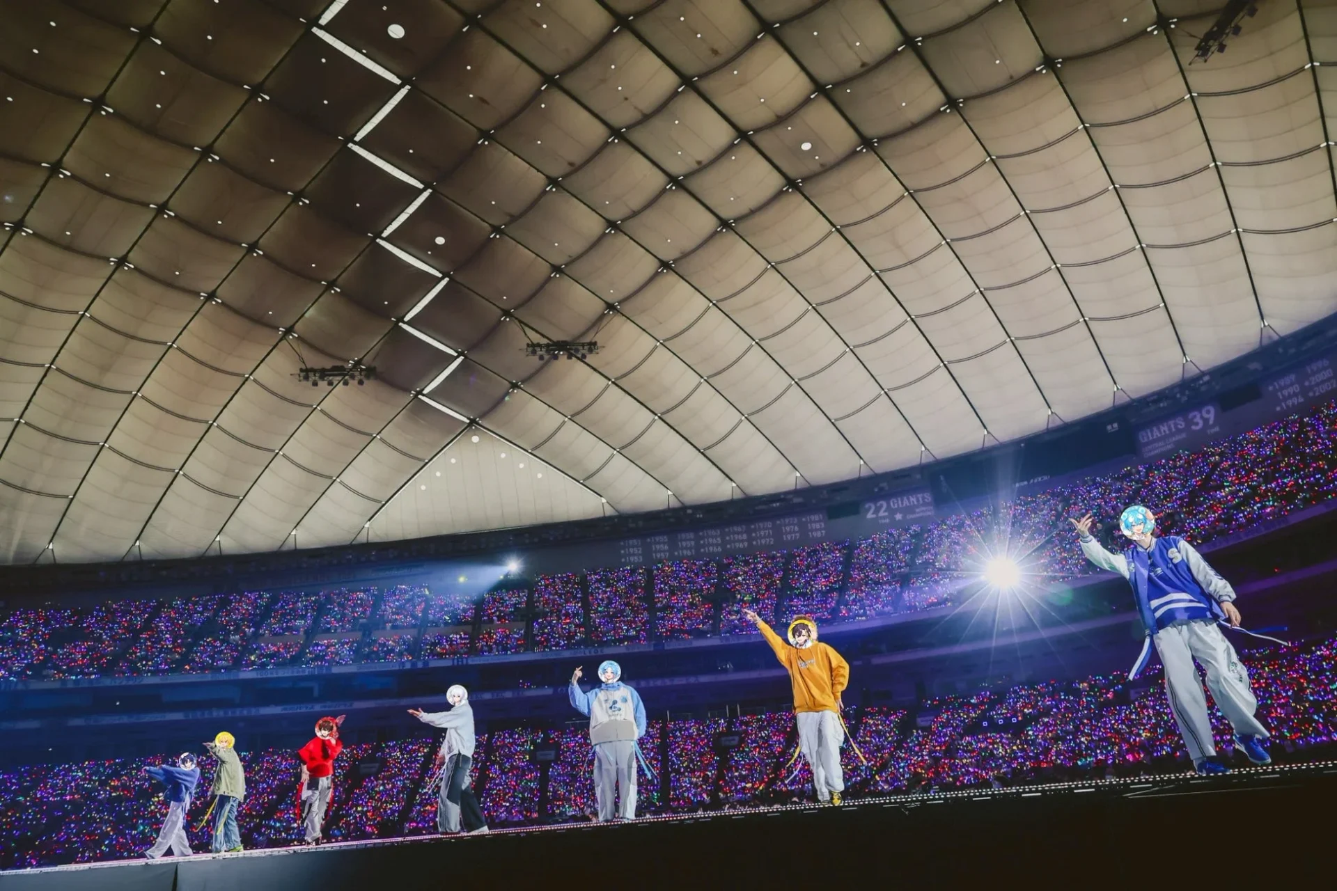 スパンコールジャケットを羽織りメインステージでパフォーマンスするAMPTAKメンバー