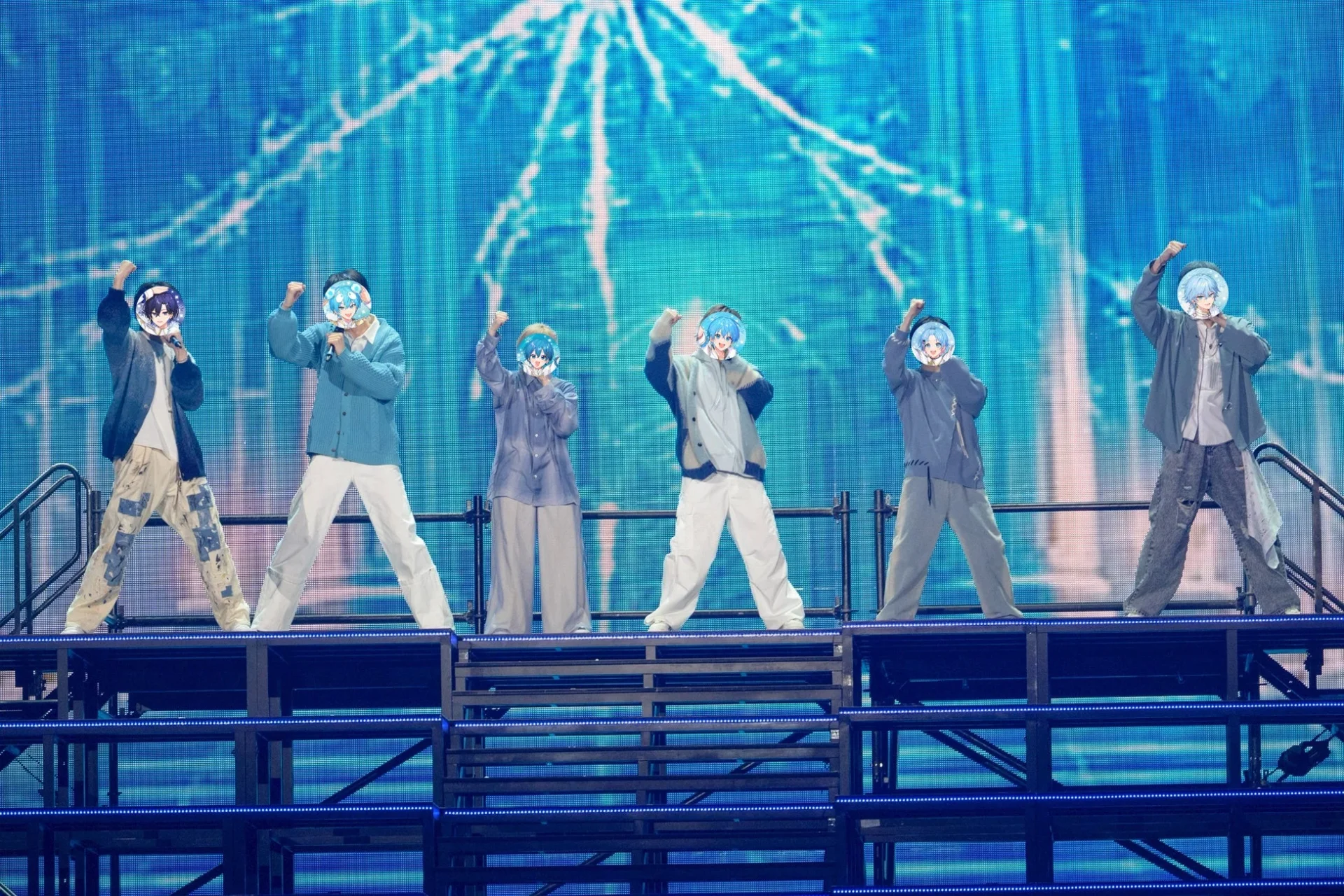 STPR青組ユニットが淡いブルーライトの下で「AquaKiss」を披露
