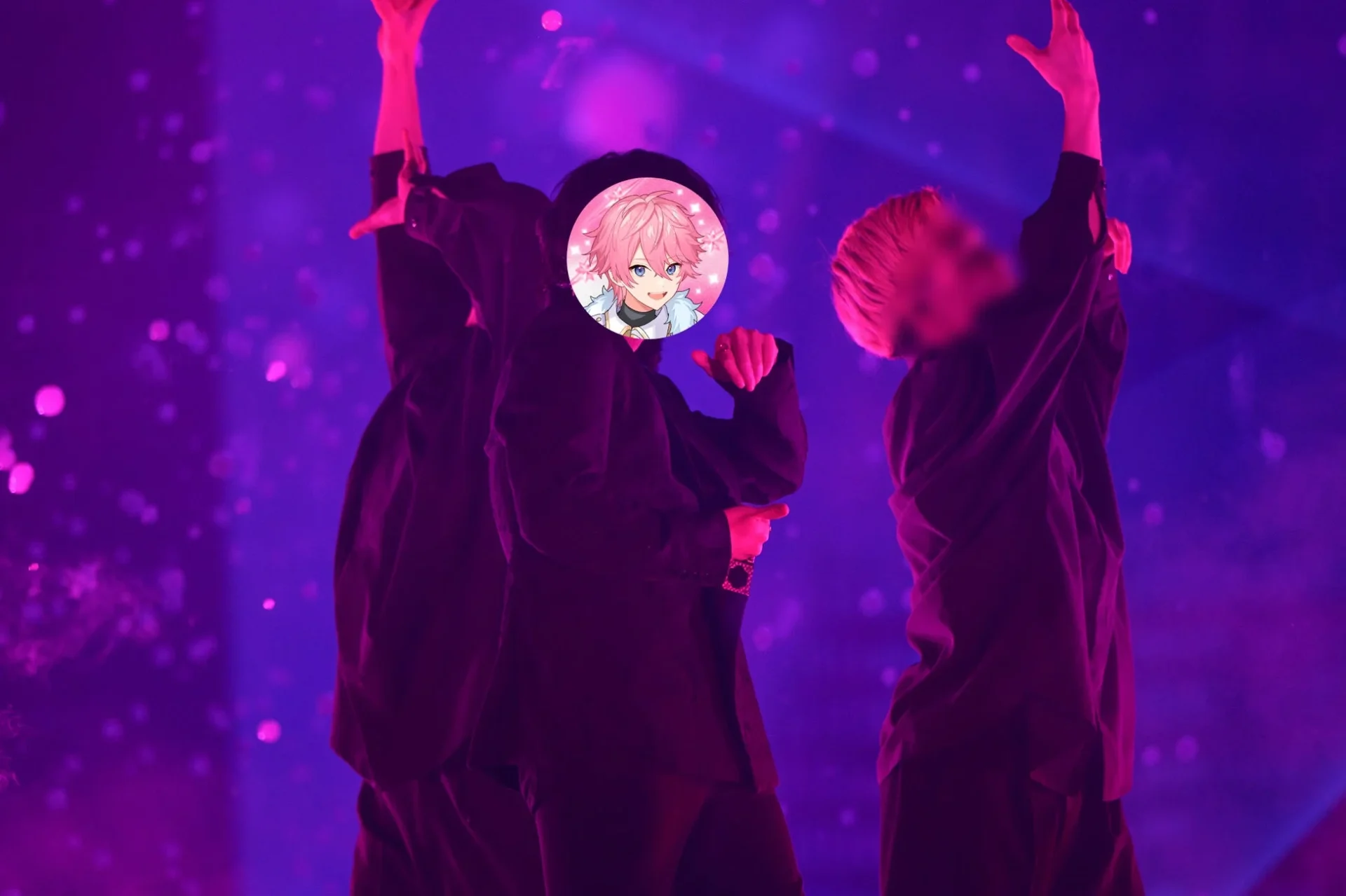 莉犬がステージで「ルマ」を歌唱、ペンライトが輝く会場