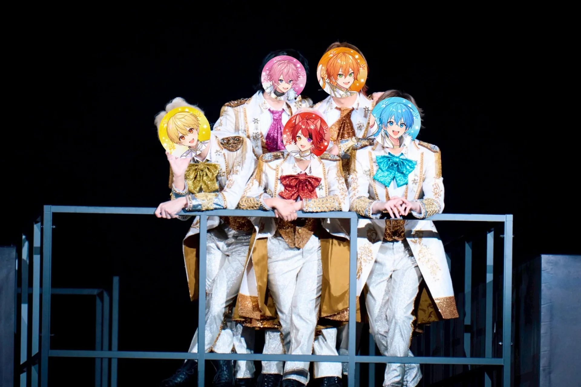 肩にファーをあしらった白衣装のすとぷりメンバーがステージでメドレーを歌唱