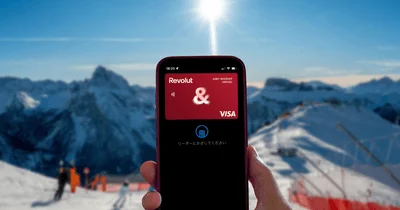 雪山でRevolutアプリを使用するスマートフォン