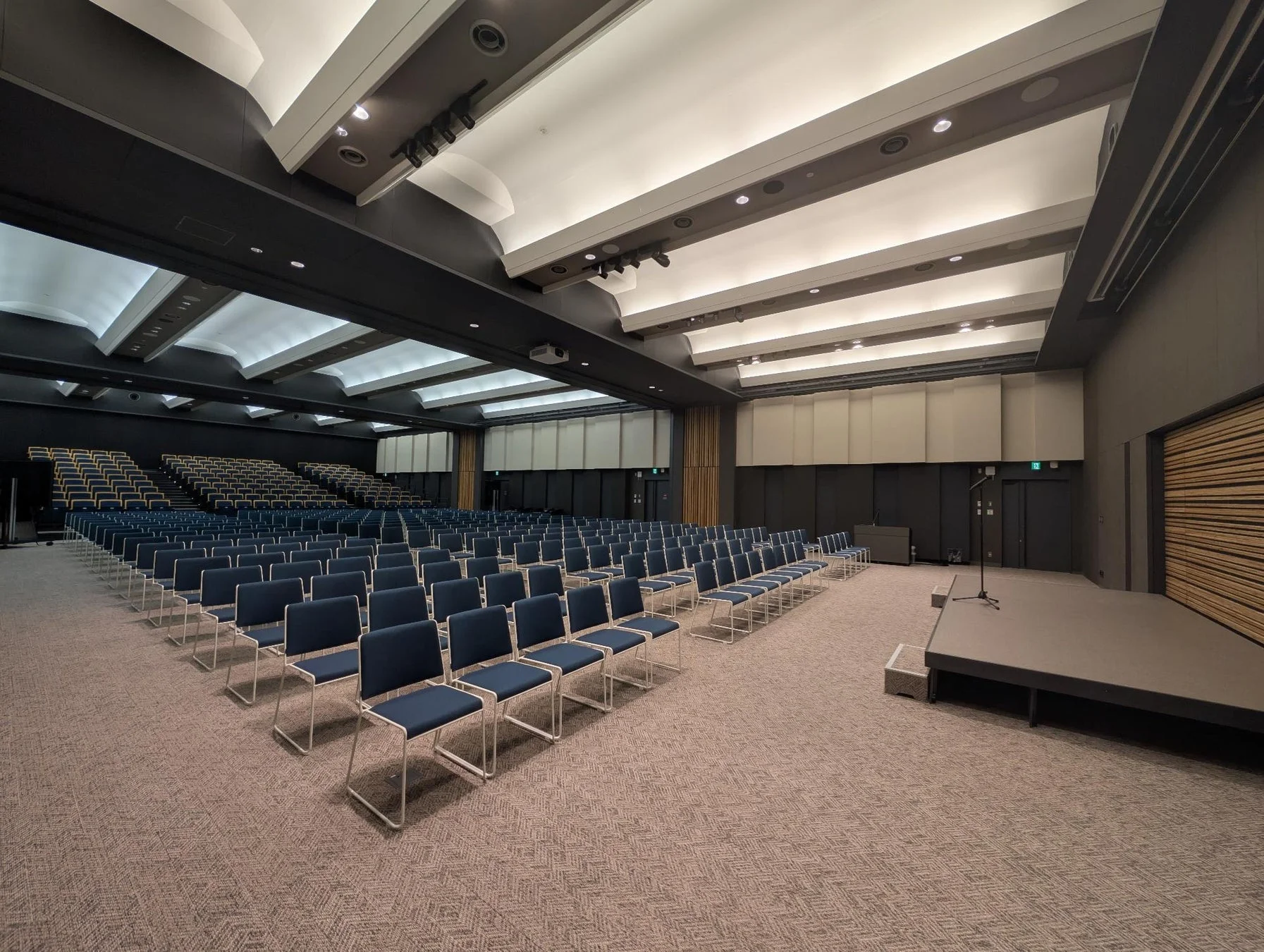 VTuberライブ配信パブリックビューイング会場の川口市役所大会議室